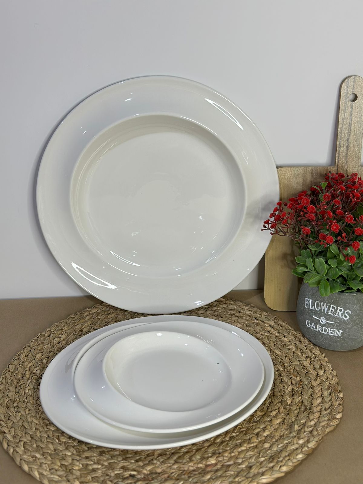 Luxury and stylish Porcelain serving plate