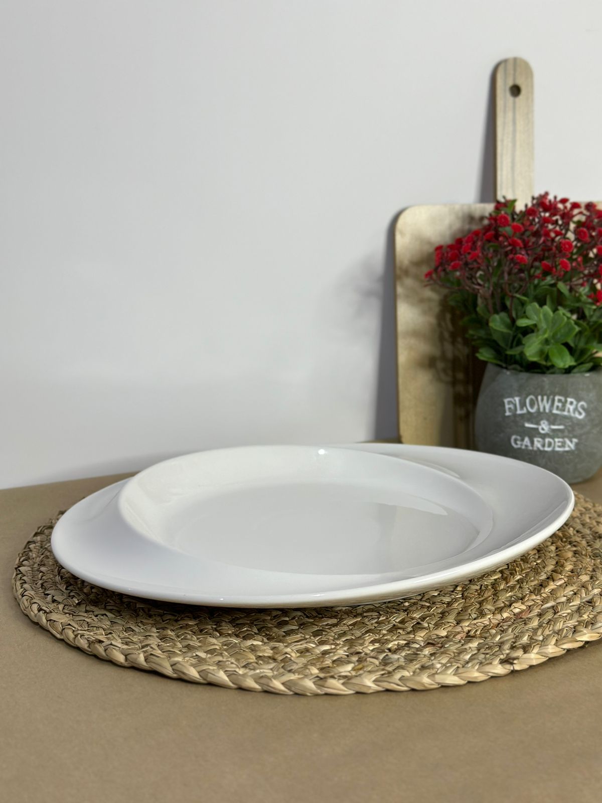 Luxury and stylish Porcelain serving plate